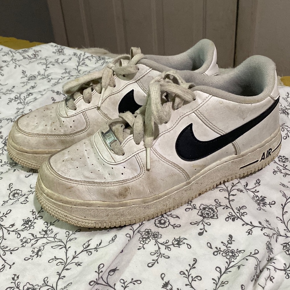 7Womens White|Black Nike Sneakers 👟